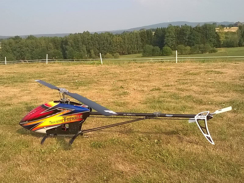 Großer Elektro-Helikopter am Fuchshügel. Der Rasen auf dem Modellflugplatz leidet im August 2015 unter der Trockenheit.