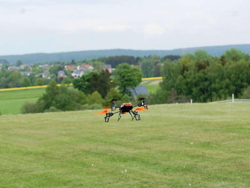 Kleiner Quadrocopter zischt ab Richtung Schwarzenbach/Saale. Ferngesteuert und auf Sicht geflogen.