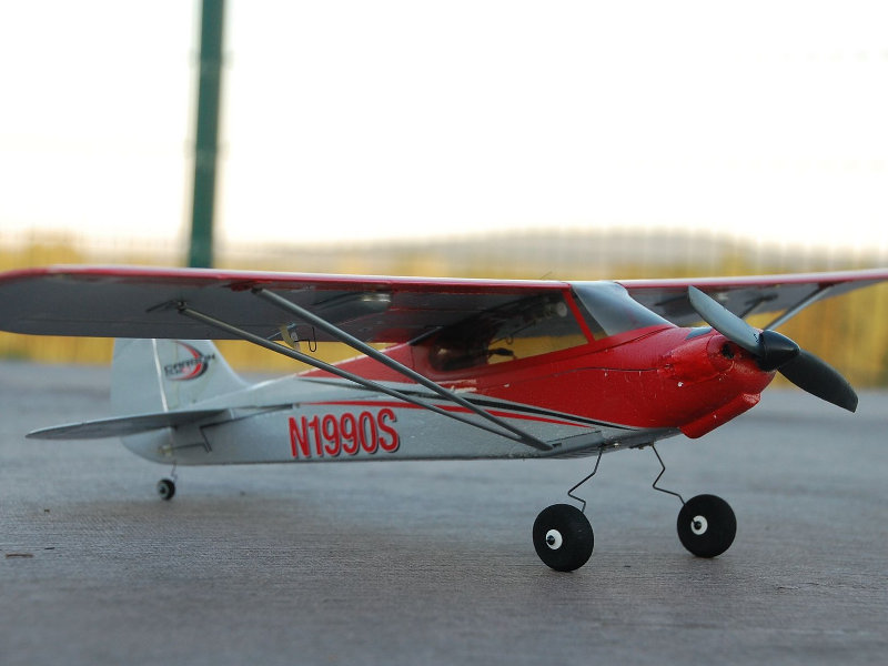 Klein aber fein. Modellfliegen mit der Schaumstoff-Cub. Bei wenig Wind am Abend ein Genuss...