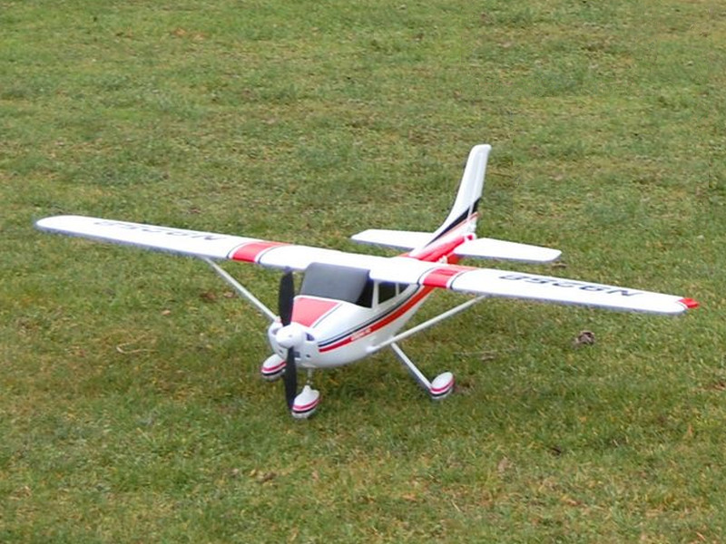 Spannweite ca. 1,70 Meter, aus Kunststoff gefertigt und mit Elektromotor, die Cessna 182.
