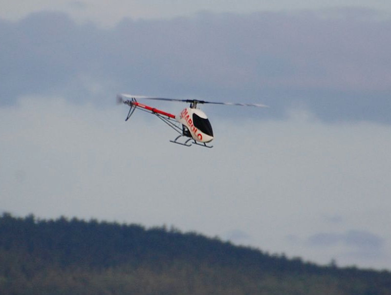 Fliegt diabolisch gut: High-End Helikopter im Anflug auf den Modellflugplatz der Flugsportgruppe Schwarzenbach/Saale.
