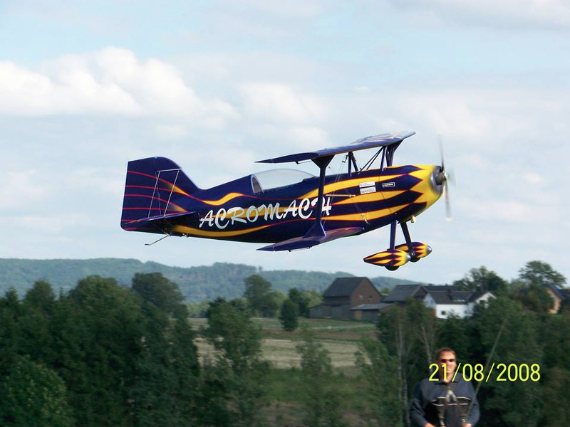Sommer 2008: Kunstflug Doppeldecker im langsamen Vorbeiflug. 