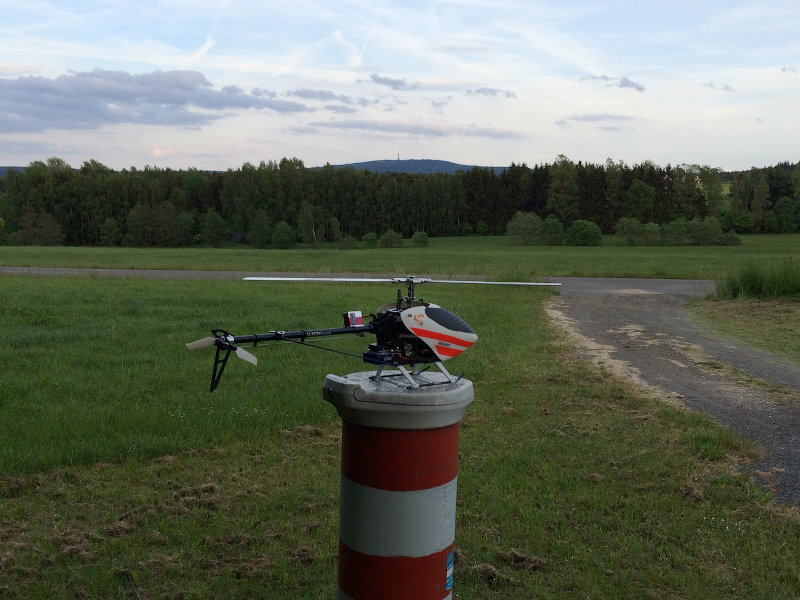 Der kleine Hubschrauber (ca. 50cm Durchmesser Hauptrotor) mit dem markigen Namen (T-Rex) vor toller Kullisse Kornberg. Sommer 2015 abends.