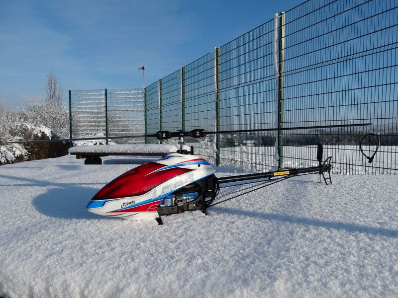Auch im Winter ein tolles Hobby: RC-Heli am Modellflugplatz in Schwarzenbach vor dem Sicherheitszaun.