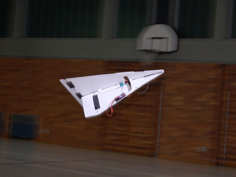 Experimentalflugmodell in Form eines Papierfliegers. Aus Depron gefertigt, Antrieb über einen Mittelmotor mit Propeller.