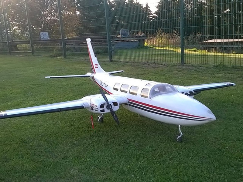 Große zweimotorige Reiseflugmaschine mit Elektro-Antrieb. Vorbildgetreuer Nachbau mit Einziehfahrwerk und Landeklappen.