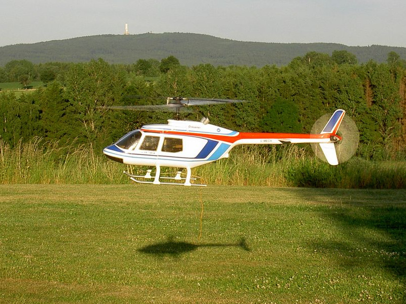 Scale Modell RC-Heli: Nachbau der Bell 206B JetRanger am Fuchshügel 2006. Im Hintergrund der Kornberg.