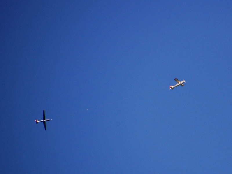 Strahlend blauer Himmel über Schwarzenbach. Die DO 27 zieht kraftvoll den Kunstflugsegler Fox auf Höhe!