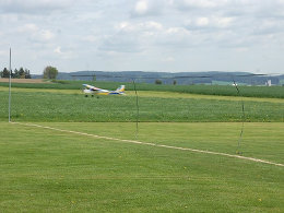 Im ersten Durchgang musste drei mal durch ein Tor (2m hoch, 5m breit) geflogen werden. Bei starkem Wind in Wunsiedel war das eine knifflige Angelegenheit.