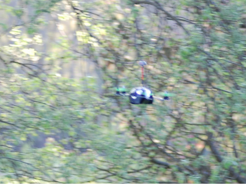 FPV Hexacopter zwischen den Büschen am Fuchshügel im Frühjahr 2015