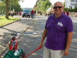 Ulrich Weber beim Vereinsumzug zum Wiesenfest 2014 in Schwarzenbach mit RC-Helikopter.