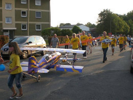 Mitglieder der FSG - Schwarzenbach/Saale beim Wiesenfestumzug 2012. Mit Modellen und allem drum und dran.