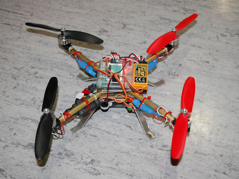 Motoren, Empfänger, Flightcontroller, Speedregler, jede Menge Kabel: Ein aus einzelnen Komponenten selbst aufgebauter Quadrocopter.
