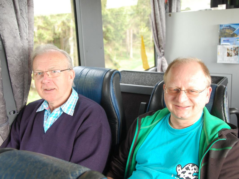 Entspannt wie früher im Schulbus: Klaus Reithmeier (3. Vorstand) und Norbert Eheim.