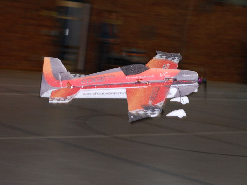 Indoor Kunstflieger Edge 540 im Racing-Design. Vorbildähnlich in EPP-Kunststoffbauweise erstellt ist dieses Modell voll kunstflugtauglich.