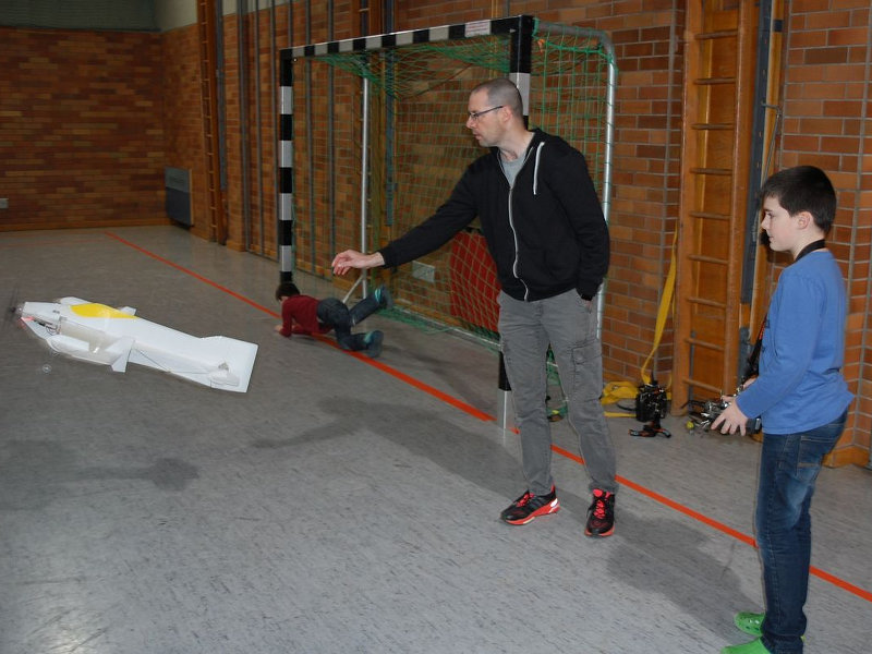 Das Modell wird gestartet und der Flugschüler steuert. Modellfliegen lernen in der Turnhalle Schwarzenbach/Saale