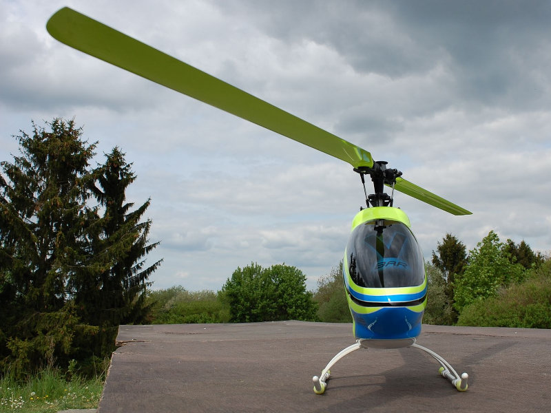 Frühjahr 2016: Formschöner Modell-Helikopter mit 60cm Rotorblättern; ca. 130cm Rotordurchmesser, 6S Lipo-Akku.