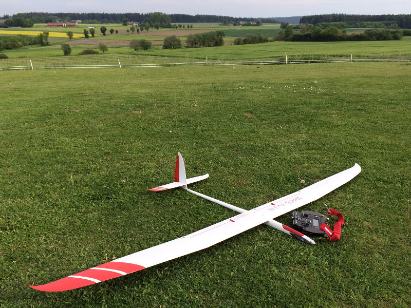 Hochleistungs-Segelflugmodell in Voll-GFK-Bauweise von HKM-Modellbau. Ausgerüstet mit Elektromotor. Mai 2016, im Hintergrund Baumersreuth.