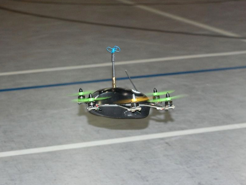 Der kleiner Hexacopter zischt im Tieffflug durch die Turnhalle.