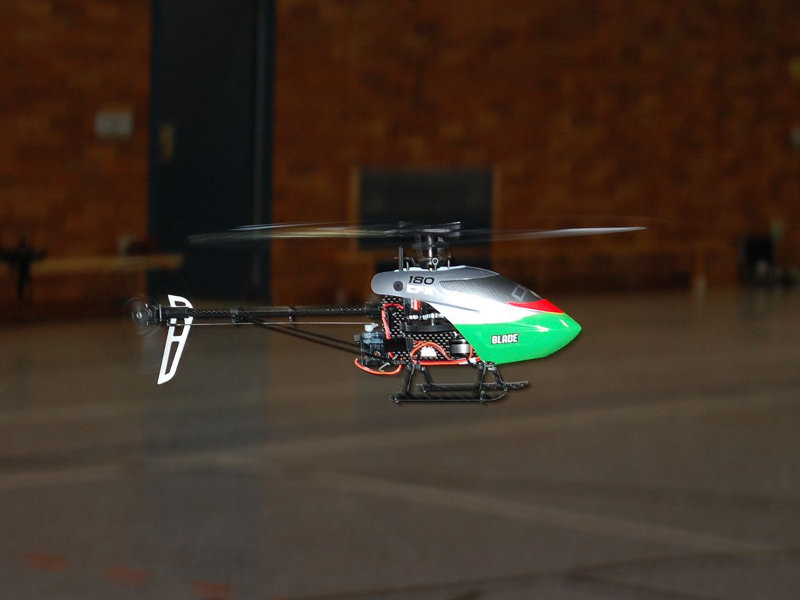 Mit 36cm Durchmesser ist der kleine Hubschrauber schon ein großer unter den kleine Helis. Perfekter Schwebeflug vor dem Fotografen.