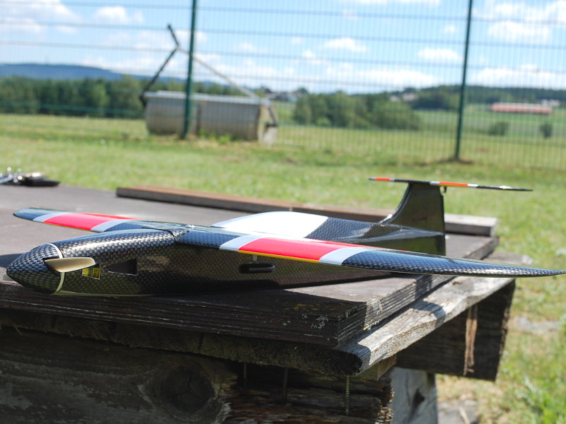 Dieses Modellflugzeug mit Elektromotor ist mindestens genauso schnell wie es aussieht. Voll Carbon - Full Speed.