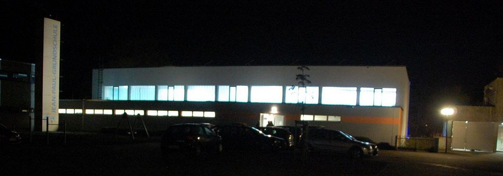 Schwarzenbacher Dreifachturnhalle bei Nacht.